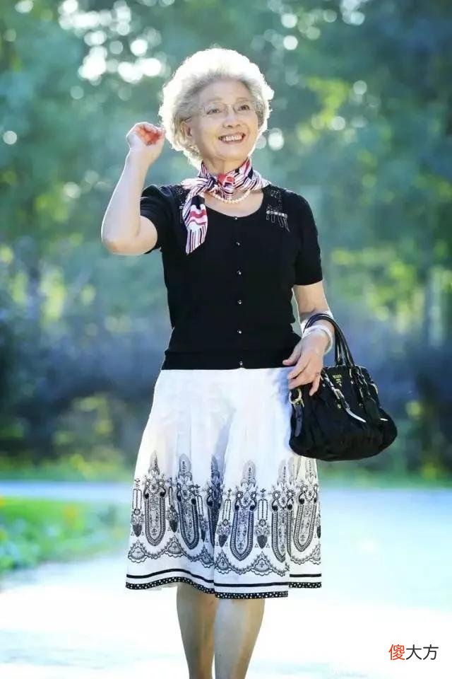 【就爱时尚】这是我见过最优雅的中国奶奶：穿搭得体，仪态大方，美得不做作