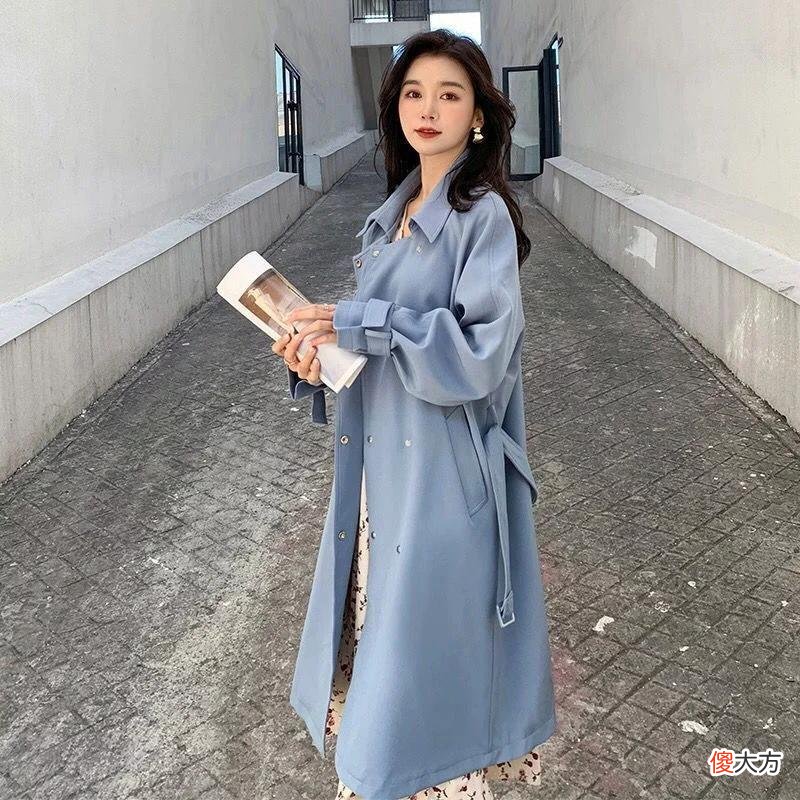 【时尚一点】今年别再穿驼色风衣了，试试这3种“高级色”，洋气时髦又显白