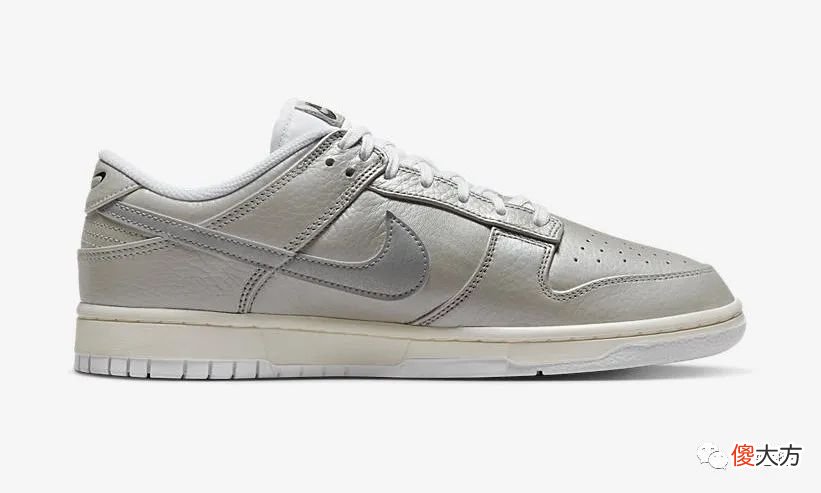 【时尚一点】又一双北卡 Nike Dunk 即将来袭＆黑白生胶耐克 SB Dunk 曝光，配个鸳鸯？