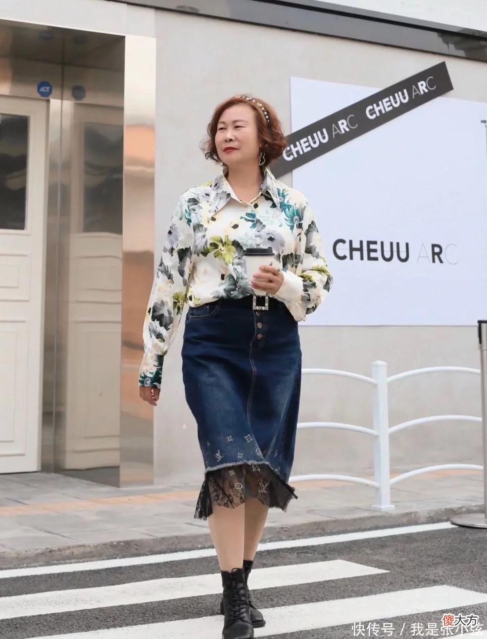 【就爱时尚】这才是60岁女人该有的优雅：裙要过膝，裤穿九分，不扮嫩也不服老