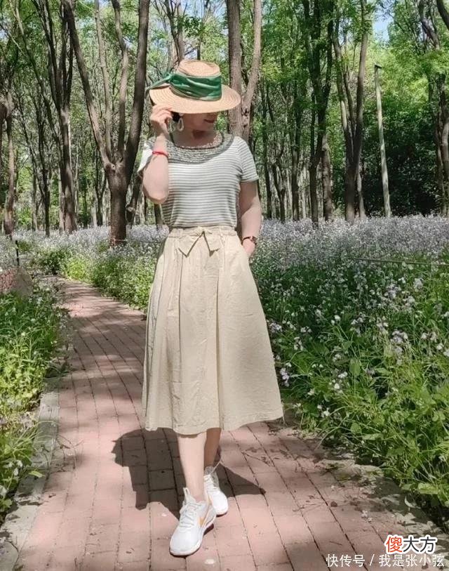 【就爱时尚】这才是60岁女人该有的优雅：裙要过膝，裤穿九分，不扮嫩也不服老