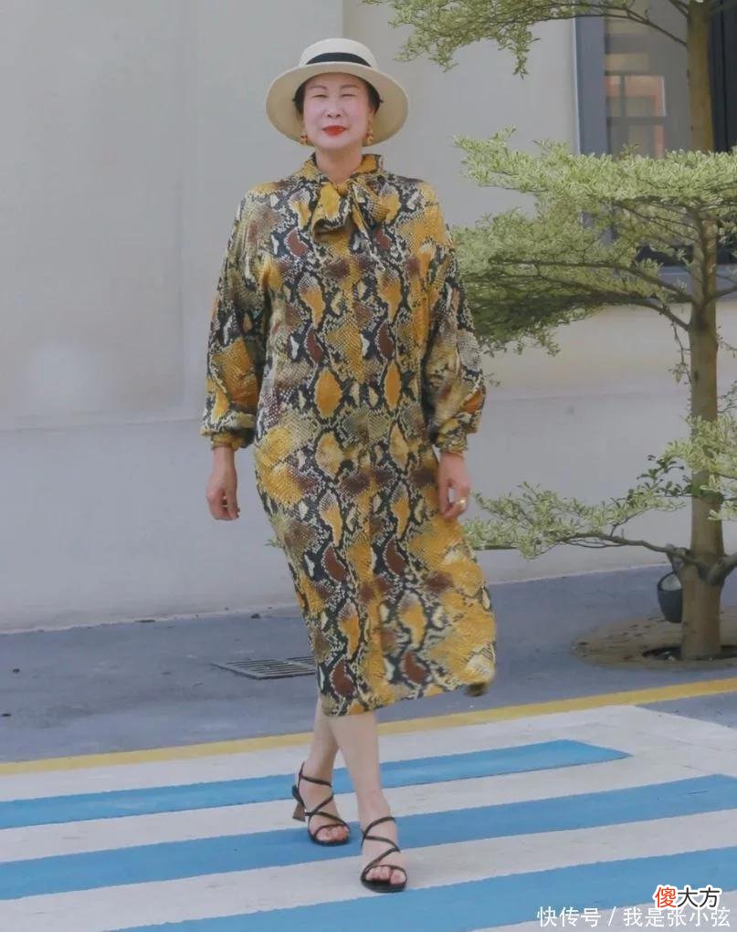 【就爱时尚】这才是60岁女人该有的优雅：裙要过膝，裤穿九分，不扮嫩也不服老