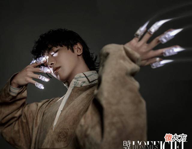 【就爱时尚】华晨宇的少年感来了，这一组时尚大片里都能轮廓有很多