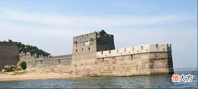 【历史故事】长城的尽头为什么建在海里，网友表示：这就是中国古人的智慧