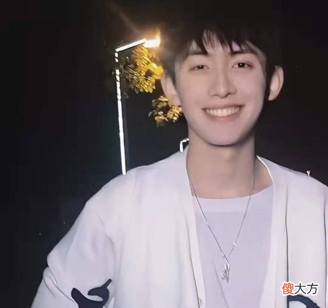 【游戏世界】LOLM无限火力上线,颜值博主源来凌晨带女友转型,化身游戏主播