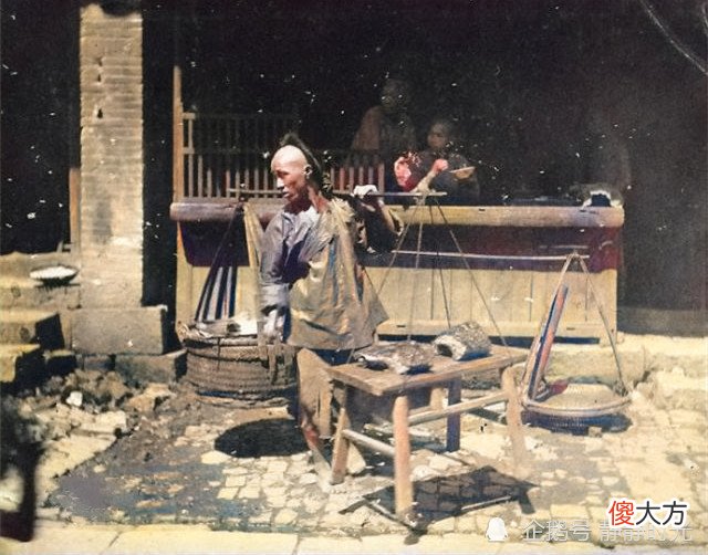 【爱历史】晚清老照片：毛驴驮大缸，慈禧太后出行排场大，衙役穿着像乞丐