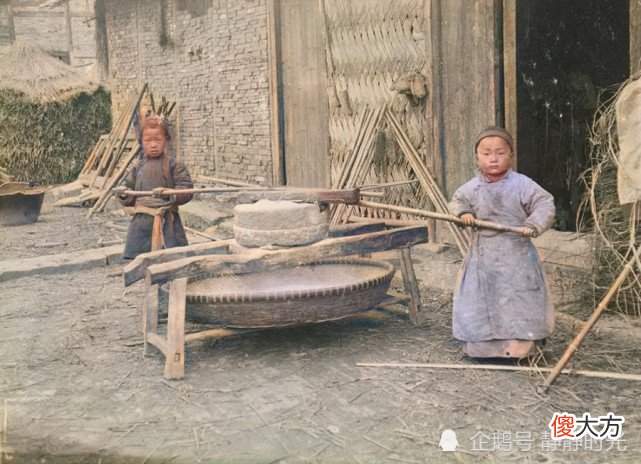 【爱历史】晚清老照片：毛驴驮大缸，慈禧太后出行排场大，衙役穿着像乞丐