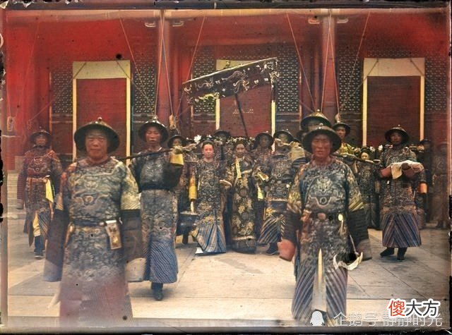 【爱历史】晚清老照片：毛驴驮大缸，慈禧太后出行排场大，衙役穿着像乞丐