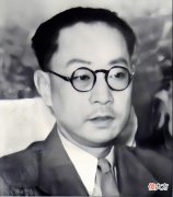 【爱历史】汉奸打扫战场，发现一八路军还活着，小声说：别动，一会就走