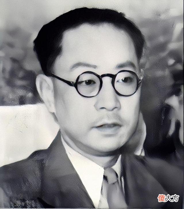 【爱历史】汉奸打扫战场，发现一八路军还活着，小声说：别动，一会就走