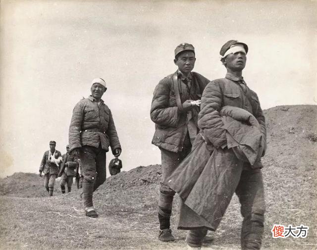 【爱历史】汉奸打扫战场，发现一八路军还活着，小声说：别动，一会就走