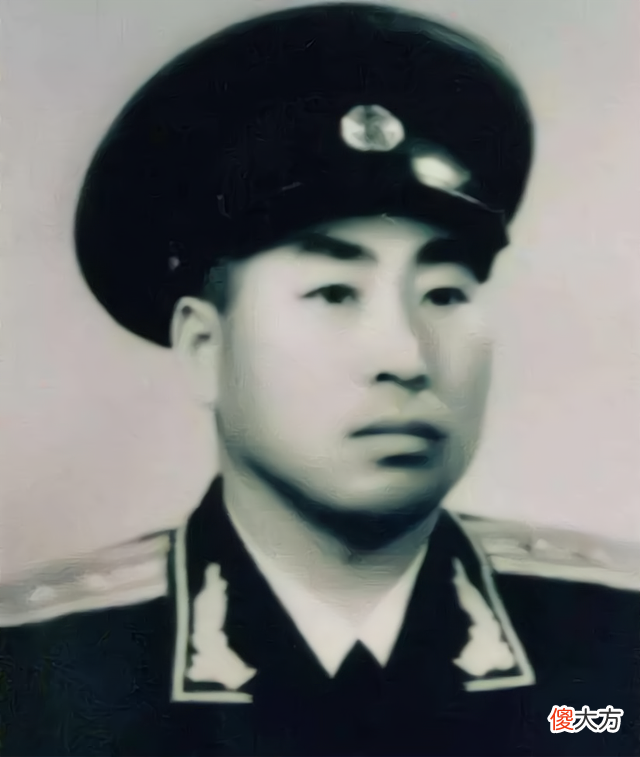 【爱历史】汉奸打扫战场，发现一八路军还活着，小声说：别动，一会就走