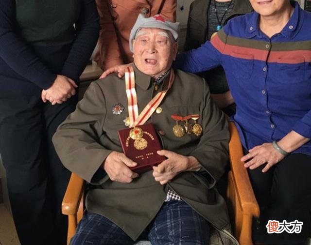 【爱历史】汉奸打扫战场，发现一八路军还活着，小声说：别动，一会就走