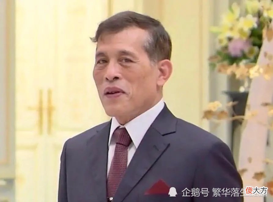 【历史故事】泰王携诗妮娜登上海报的C位，苏提达沦为陪衬，真是可悲