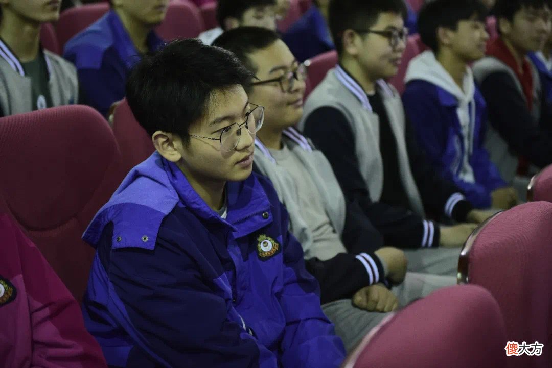 35岁啃老大师离世：溺爱是惯子毒药，爱得多不如爱得对！