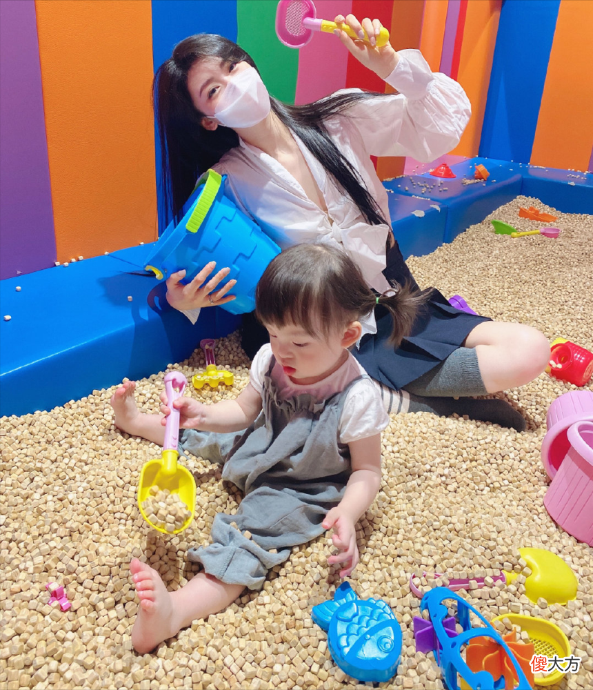 晒娃还是“晒肉”?宝妈分享亲子照片,网友:考虑过老公的感受吗