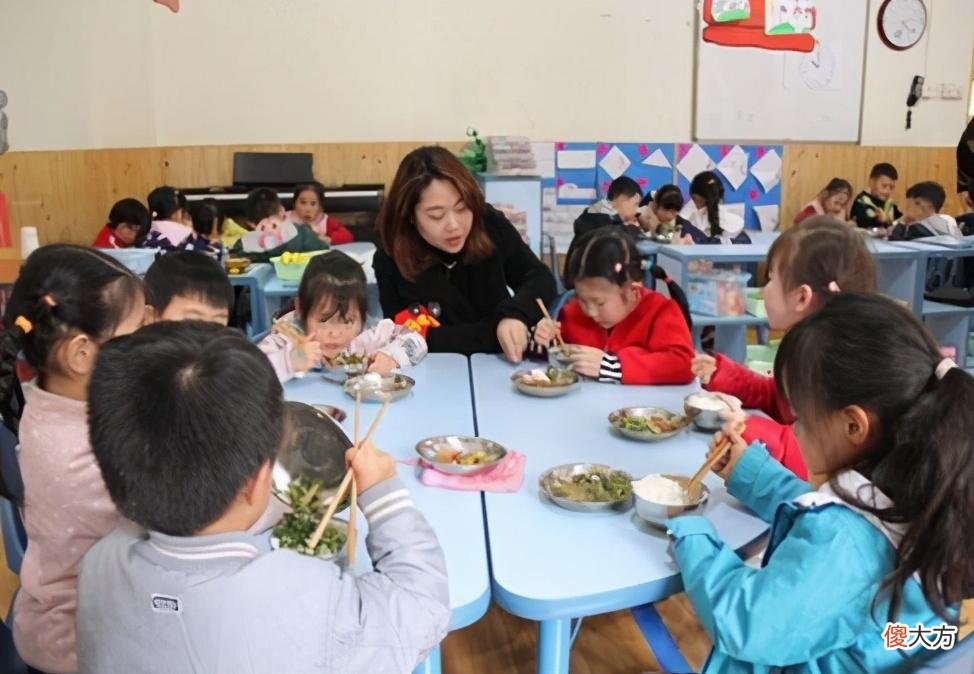 宝妈剪掉女儿衣服标签,以防幼儿园老师翻看,此做法引起家长忧虑