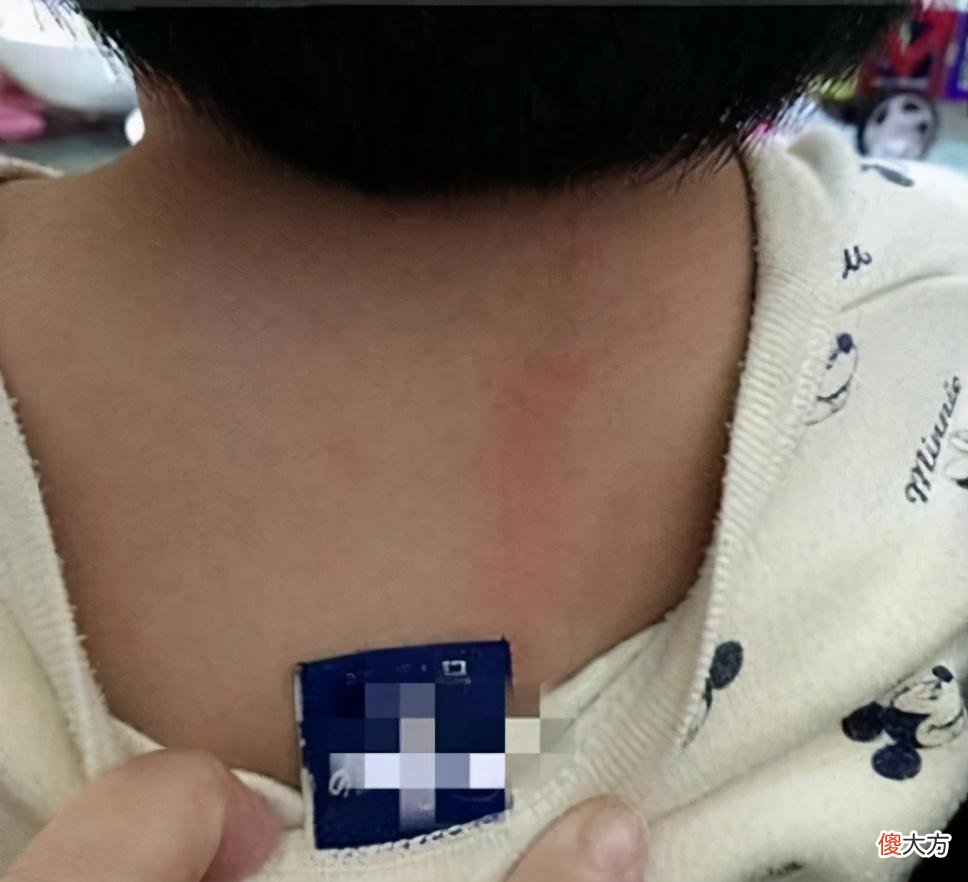 宝妈剪掉女儿衣服标签,以防幼儿园老师翻看,此做法引起家长忧虑