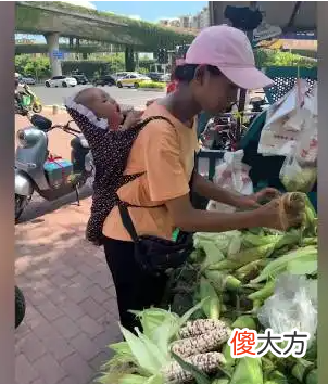 爆！40°烈日下少妇背3个月宝宝卖玉米，现代“卖炭翁”？