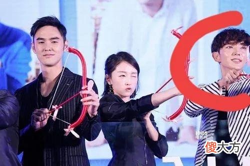 【就爱时尚】润唇膏抹脸，倒三角宽肩，韩国这个潮流真让人看不懂