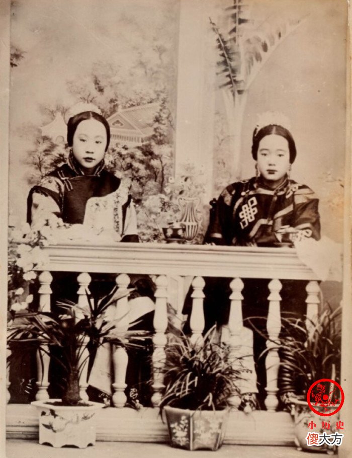 【爱历史】晚清老照片：大户人家的小姐美丽大方，臭男人在烟榻上吞云吐雾