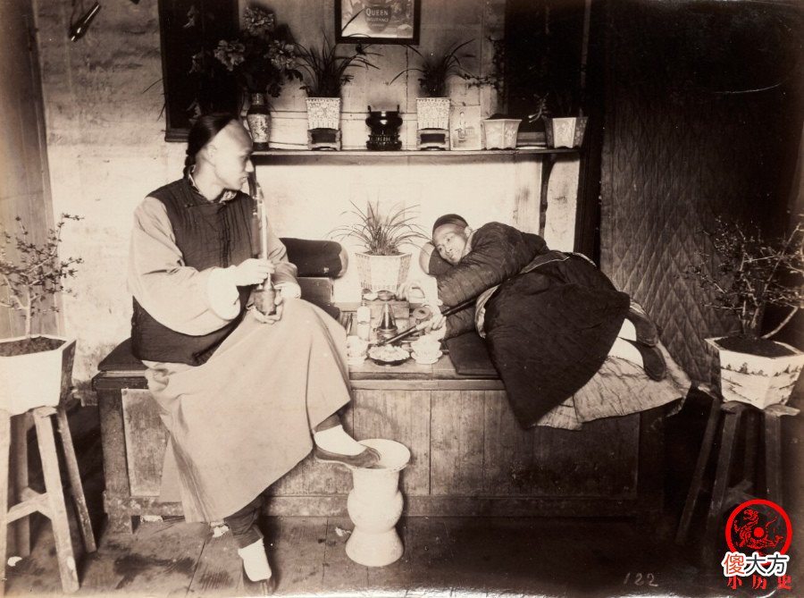 【爱历史】晚清老照片：大户人家的小姐美丽大方，臭男人在烟榻上吞云吐雾