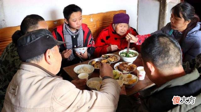 那些不陪孩子吃饭的父母，正在悄悄被惩罚，有你吗？