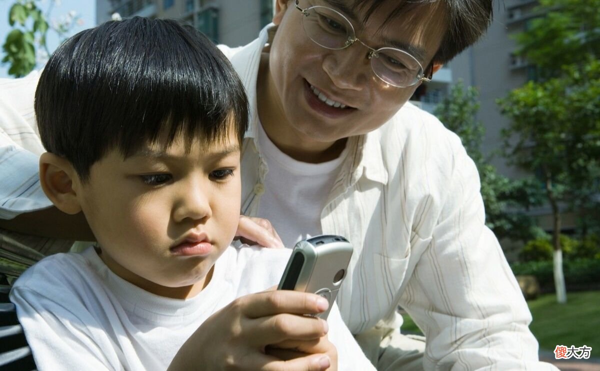 小男孩上坟不小心说出真心话,网友:这是要把老祖宗气醒了咋办