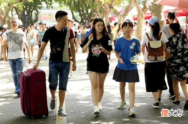 80后父母含泪哭诉：孩子要钱态度恶劣，给2000元生活费都嫌少