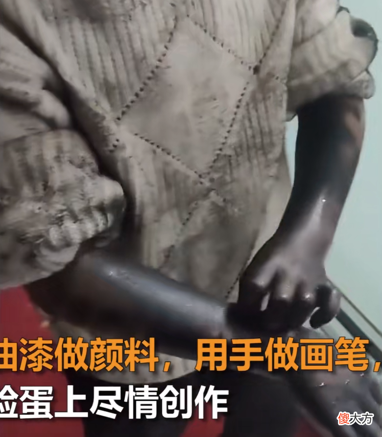 俩萌娃悄悄玩油漆，把自己涂成包公，妈妈：这孩子还能要不？