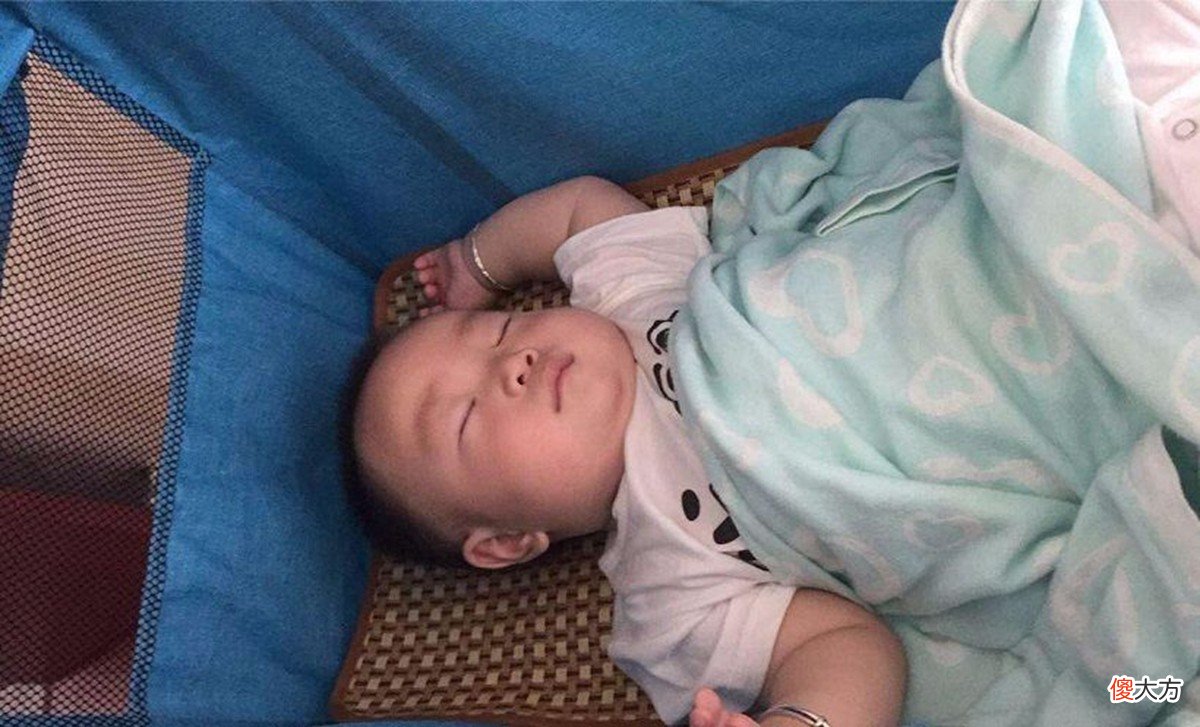 宝宝睡觉总踢被子不一定是热，还有其他“苦衷”，很多妈妈却不知道