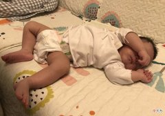 宝宝睡觉总踢被子不一定是热，还有其他“苦衷”，很多妈妈却不知道