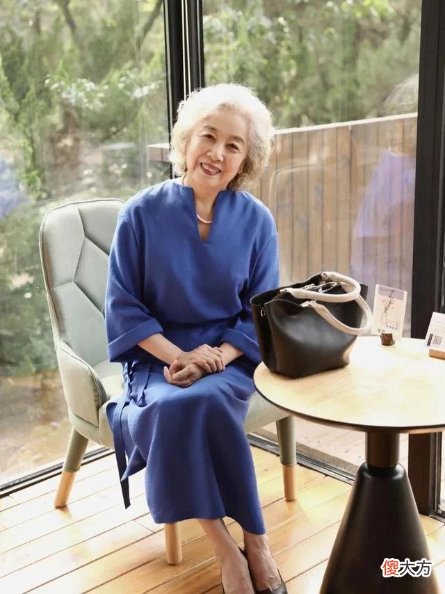 【时尚一点】这才是65岁女人气质的打扮：“过膝裙+平底鞋”，优雅又减龄