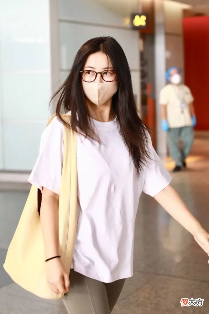 【时尚一点】让朱珠连背5次的大包包，确实香