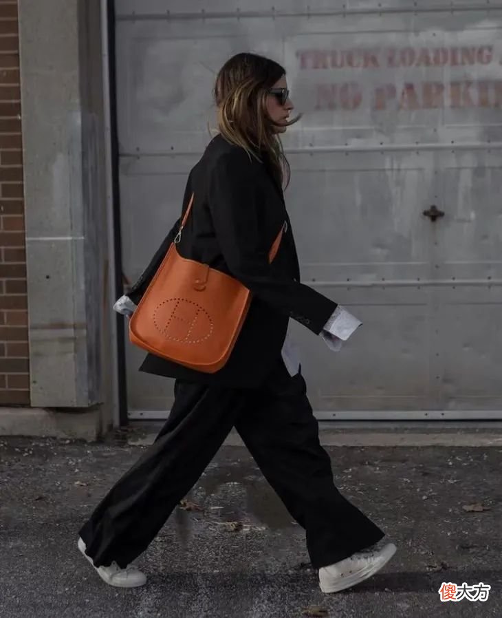 【时尚一点】让朱珠连背5次的大包包，确实香