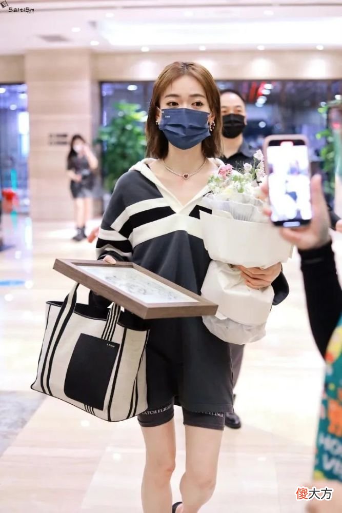 【时尚一点】让朱珠连背5次的大包包，确实香