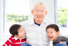 老人对亲孙和外孙能一视同仁吗？65岁大爷的话，让人明白了亲疏远近