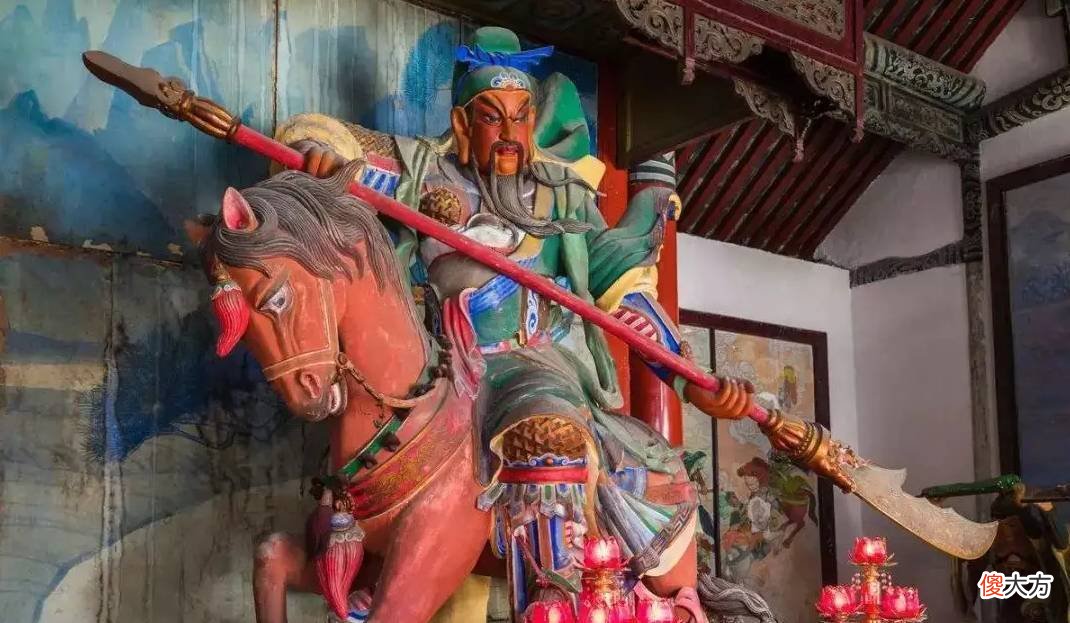 【历史故事】关羽为什么能走上神坛受到后人的膜拜？他又是如何从人变成神的？