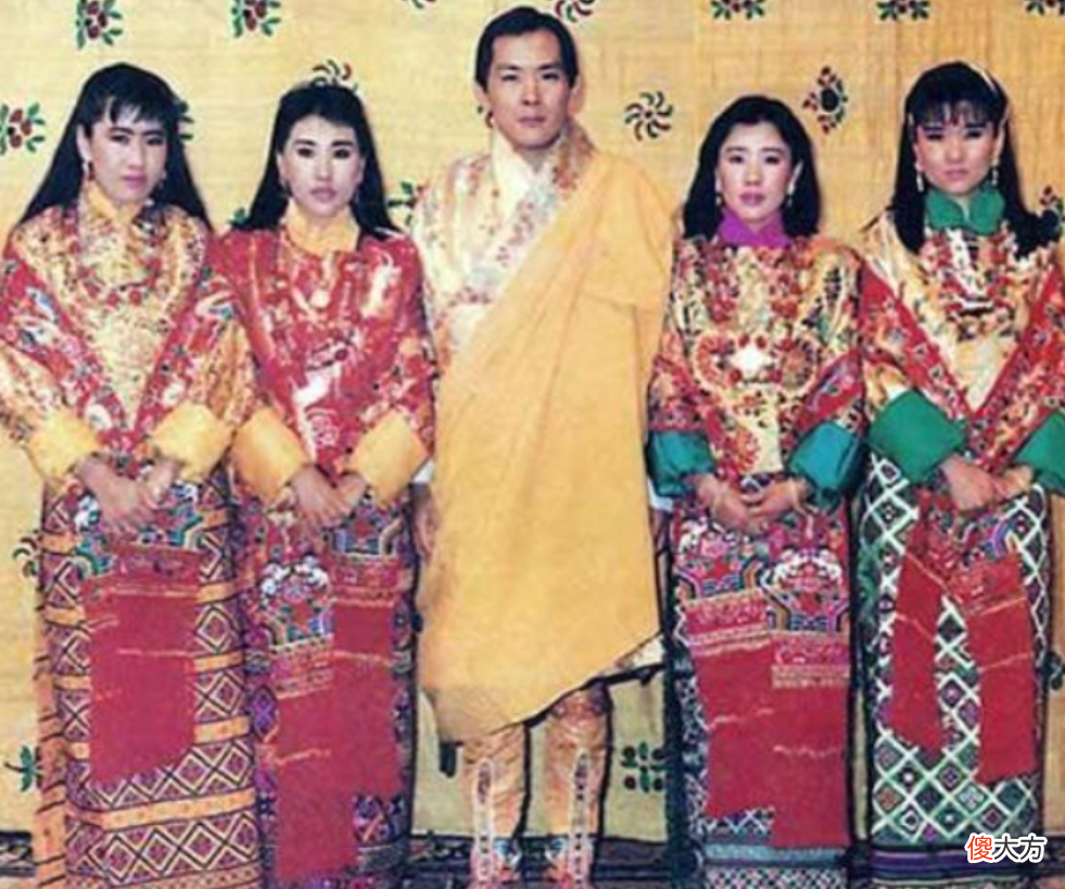 【历史故事】不丹老国王好幸福：17岁继位，娶4姐妹为妻，51岁退位享天伦之乐