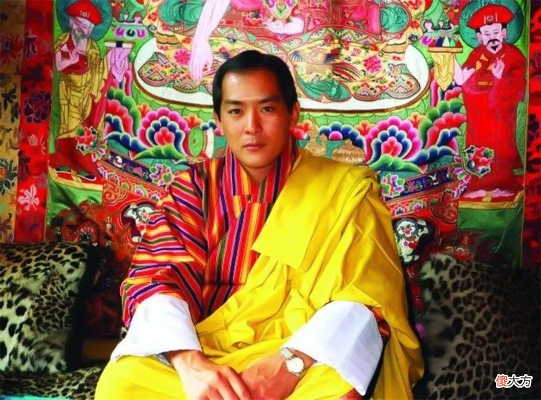 【历史故事】不丹老国王好幸福：17岁继位，娶4姐妹为妻，51岁退位享天伦之乐