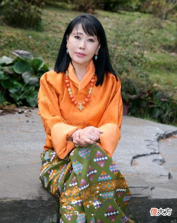 【历史故事】不丹老国王好幸福：17岁继位，娶4姐妹为妻，51岁退位享天伦之乐