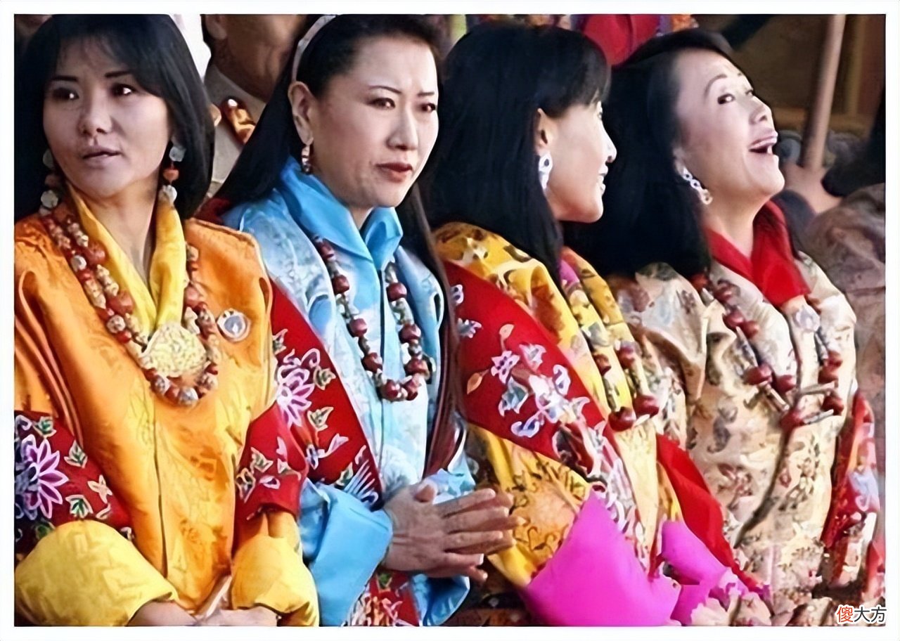 【历史故事】不丹老国王好幸福：17岁继位，娶4姐妹为妻，51岁退位享天伦之乐