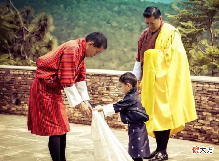 【历史故事】不丹老国王好幸福：17岁继位，娶4姐妹为妻，51岁退位享天伦之乐