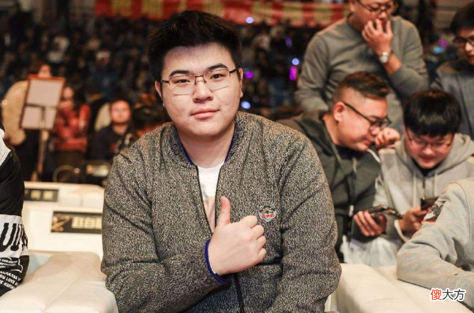 【游戏世界】S赛上的梗，辣个男人独占2个，还有一个要站着看