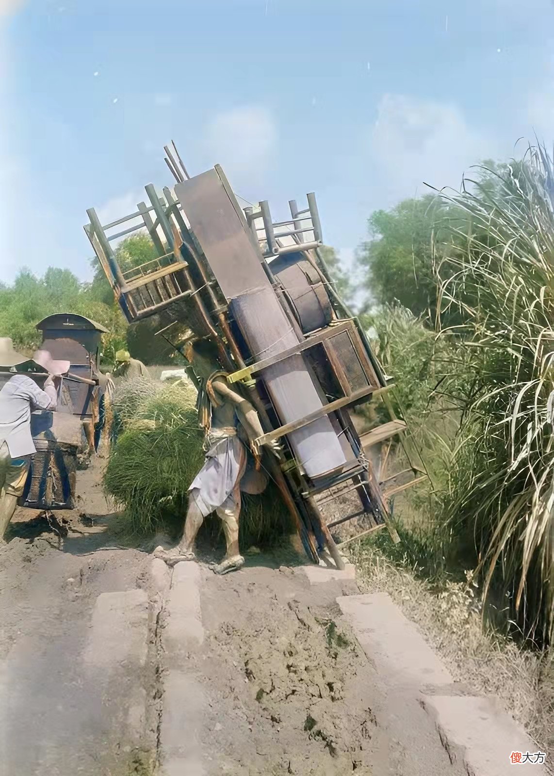 【历史故事】老照片：漂亮的英国女兵，1917年成都北门的场景，坐鸡公车的男子