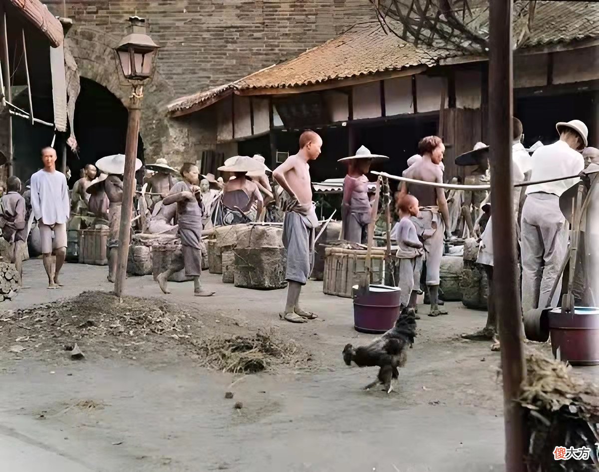 【历史故事】老照片：漂亮的英国女兵，1917年成都北门的场景，坐鸡公车的男子