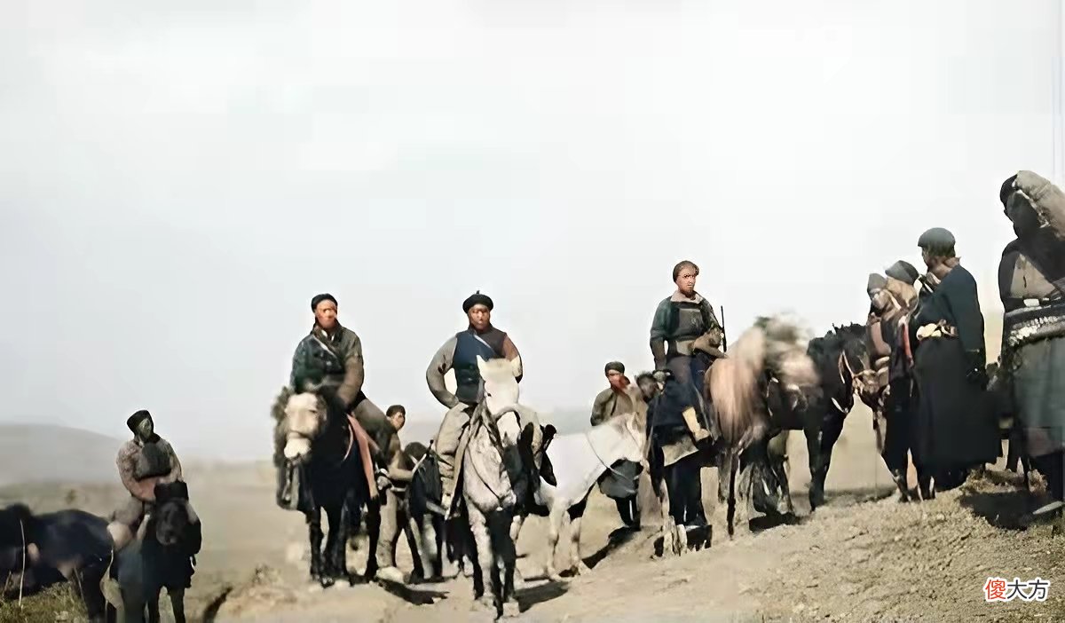 【历史故事】老照片：漂亮的英国女兵，1917年成都北门的场景，坐鸡公车的男子
