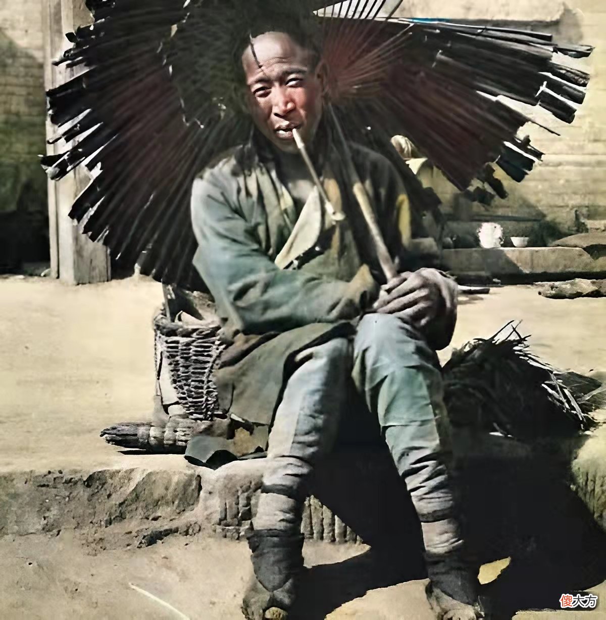 【历史故事】老照片：漂亮的英国女兵，1917年成都北门的场景，坐鸡公车的男子