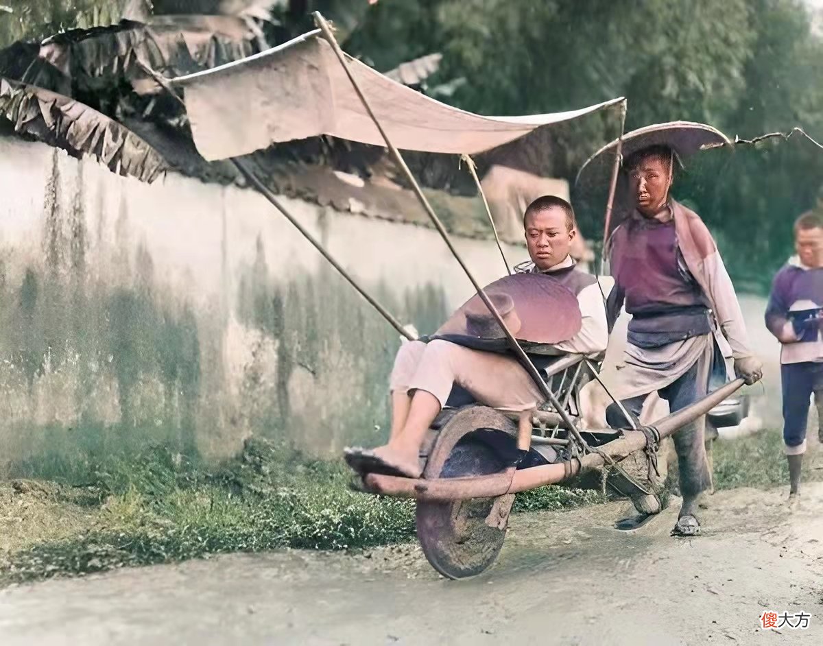 【历史故事】老照片：漂亮的英国女兵，1917年成都北门的场景，坐鸡公车的男子
