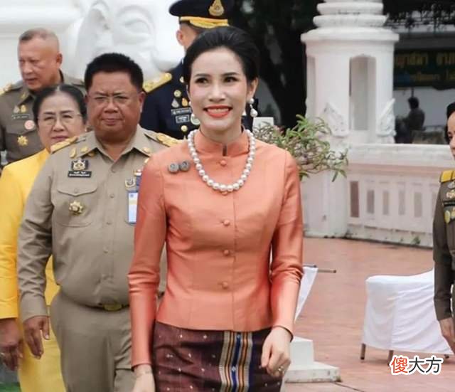 【历史故事】诗妮娜喜获泰王册封王室姓氏，由妾变成妻子，苏提达地位受到威胁